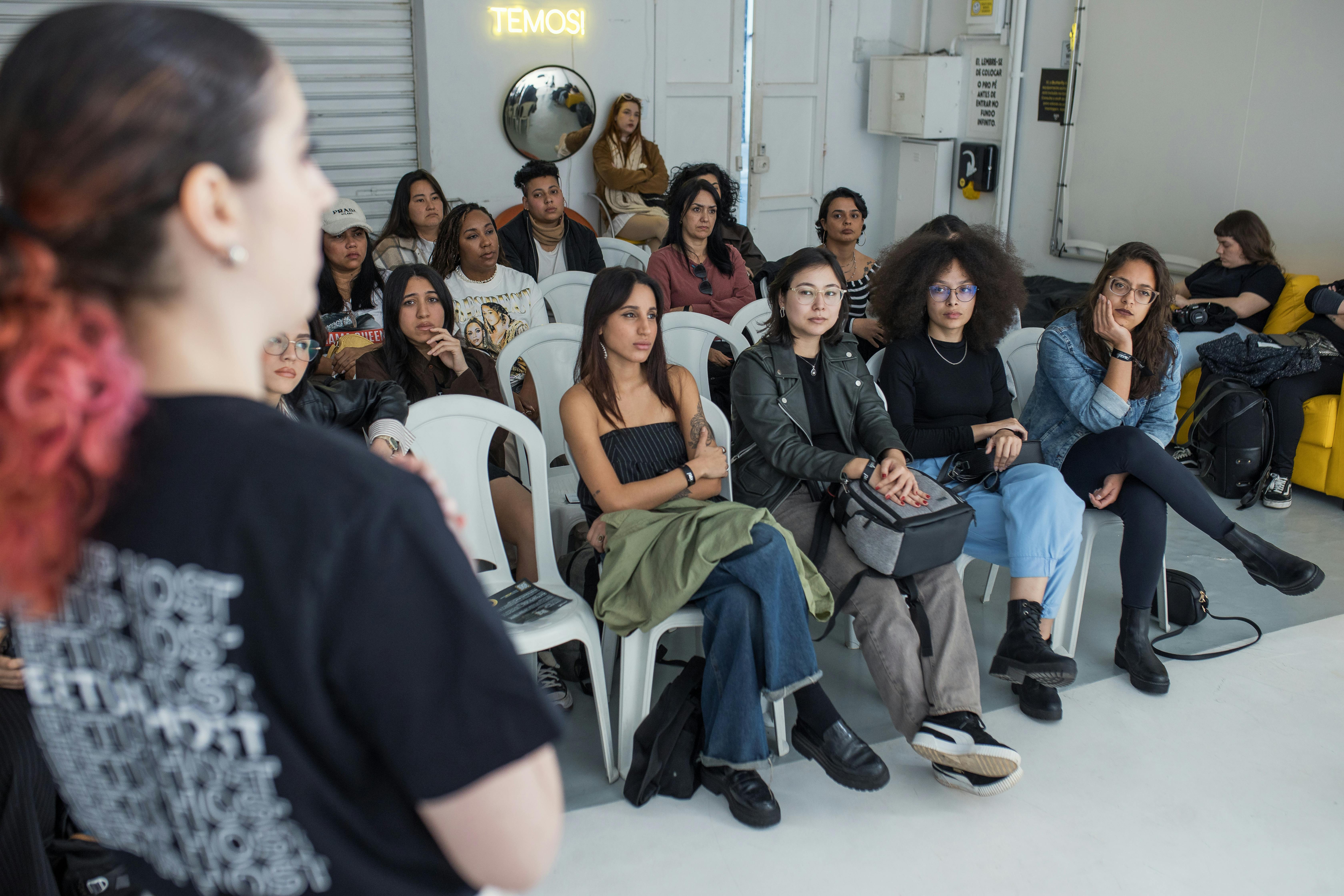 Participants réseautant lors d'un événement